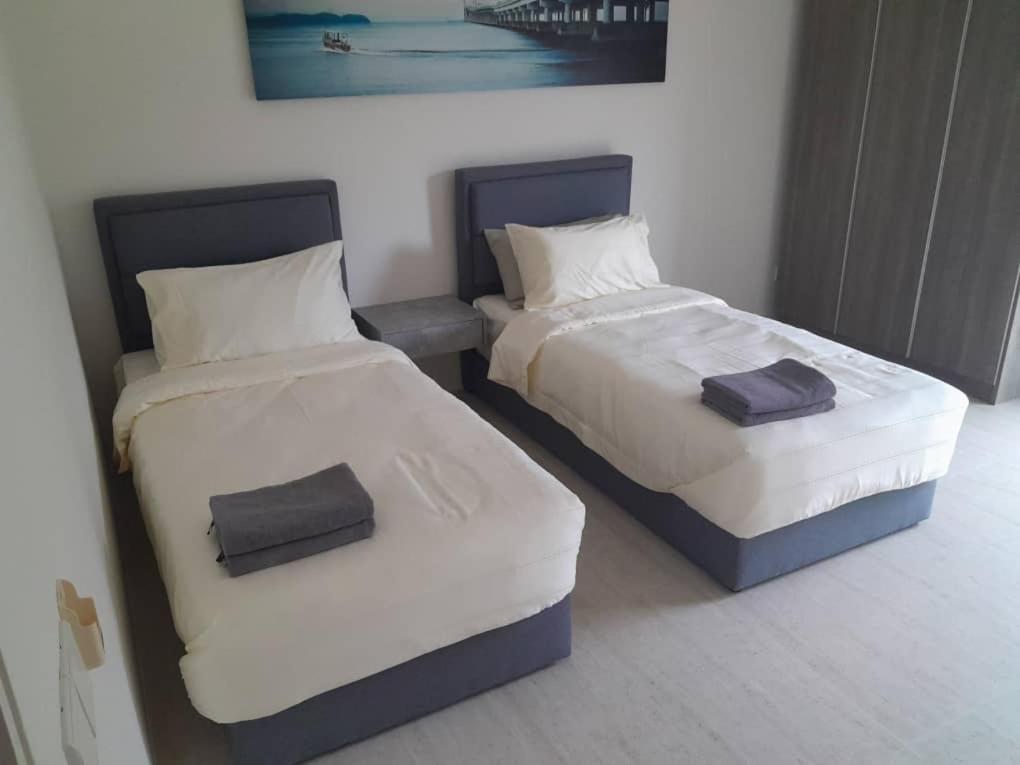 By The Sea Suites - Managed By Sdb Host Batu Feringgi Bagian luar foto