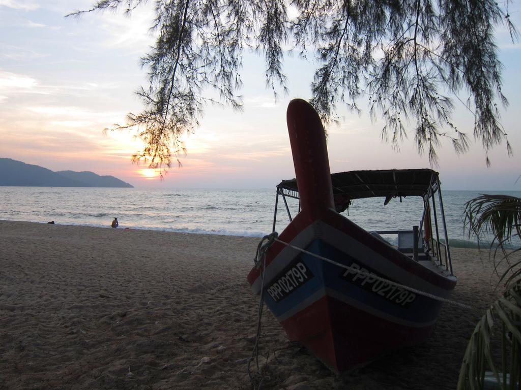 By The Sea Suites - Managed By Sdb Host Batu Feringgi Bagian luar foto